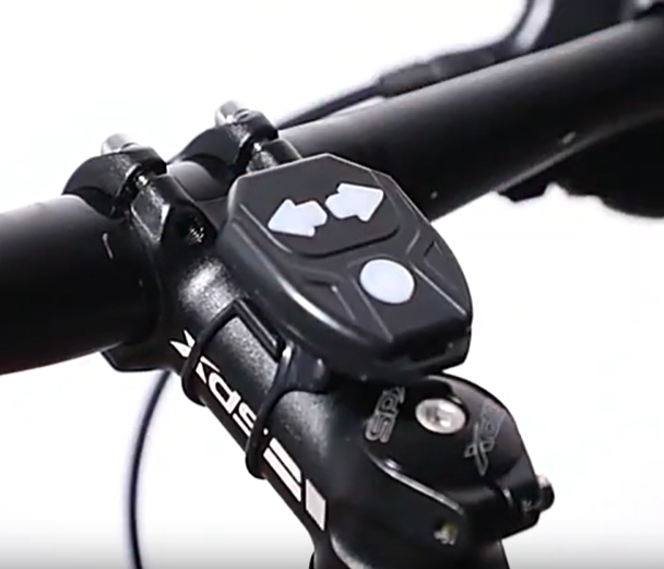 Télécommande du clignotant sonore pour vélo Beamy installée sur le guidon du vélo
