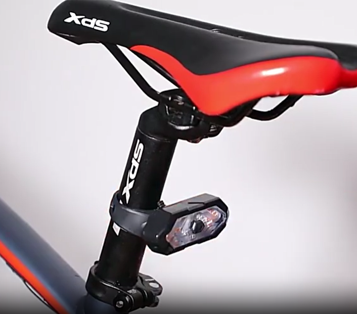 Clignotant sonore pour vélo Beamy installé sous la selle du vélo