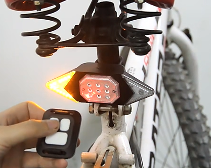 Clignotant pour vélo sans fil Tilty gauche allumé