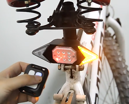 Clignotant pour vélo sans fil Tilty droite allumé