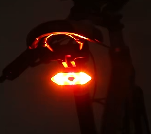 Clignotant sonore pour vélo Beamy avec feu stop allumé