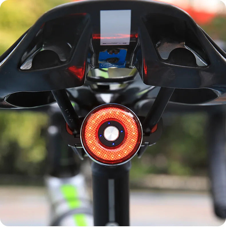 VUE DU FEU ARRIERE VELO AVEC DETECTEUR DE FREINAGE BRAKEY MONTE SUR VELO